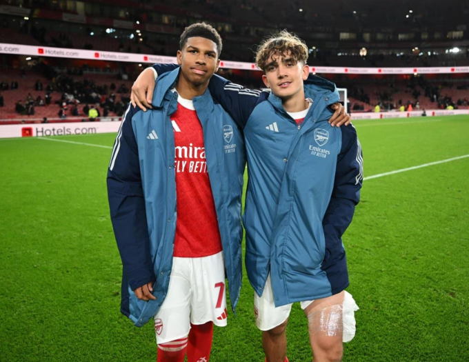 Max Dowman (phải) và Andre Harriman-Annous chụp ảnh sau trận Arsenal thắng Brighton 2-0 ở vòng bốn Cup Liên đoàn trên sân Emirates, London, Anh ngày 29/10. Ảnh: Arsenal FC