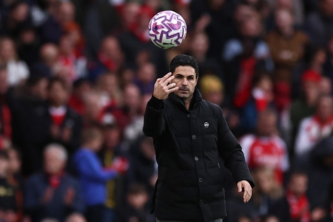 HLV Mikel Arteta ném bóng trong trận Arsenal thắng Crystal Palace 1-0 ở vòng 9 Ngoại hạng Anh trên sân Emirates, London, Anh ngày 26/10/2025. Ảnh: AFP
