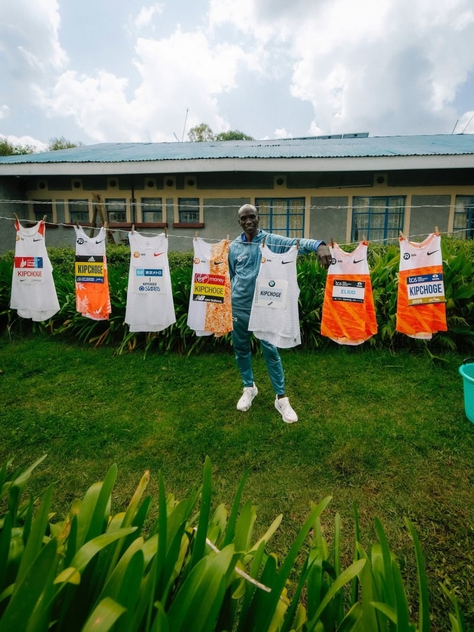 Eliud Kipchoge và 7 chiếc áo thi đấu tại bảy giải marathon danh giá nhất thế giới. Ảnh: Instagram / kipchogeeliud
