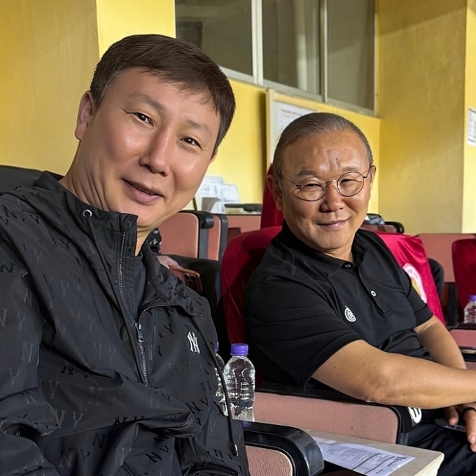 HLV Kim Sang-sik (trái) và Park Hang-seo tại sân Hàng Đẫy, Hà Nội để theo dõi trận Công an Hà Nội hòa Macarthur 1-1 tại AFC Champions League Two 2025-2026, ngày 23/11/2025. Ảnh: Sports Seoul