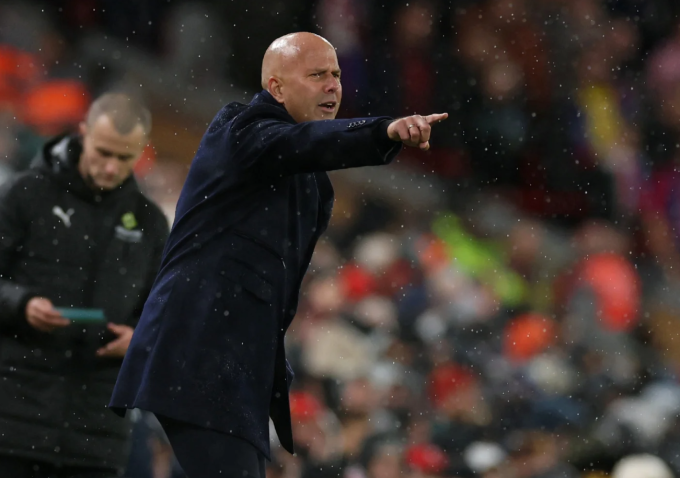 HLV Arne Slot chỉ đạo trong trận Liverpool thua Crystal Palace 0-3 ở vòng bốn Cup Liên đoàn trên sân Anfield, Liverpool, Merseyside, Anh ngày 29/10. Ảnh: Reuters