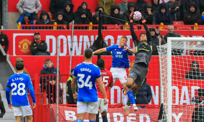 Thủ môn Sense Lammens bắt bóng trong trận Man Utd thắng Sunderland 2-0 ở vòng 7 Ngoại hạng Anh 04/10/2025. Ảnh: Reuters