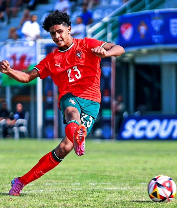 Cú đá thành bàn của Cristianinho trong trận Bồ Đào Nha thắng Xứ Wales tại giải giao hữu U16 trên sân Emirhan, thành phố Antalya, Thổ Nhĩ Kỳ ngày 1/11/2025. Ảnh: FFC