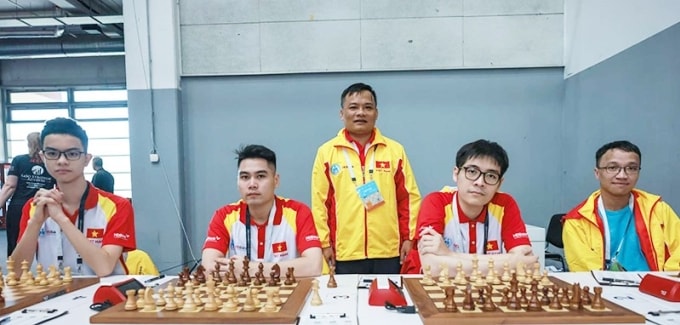 Bành Gia Huy (trái) tại Olympiad cờ vua 2024 ở Budapest, Hungary. Ảnh: LĐCVN