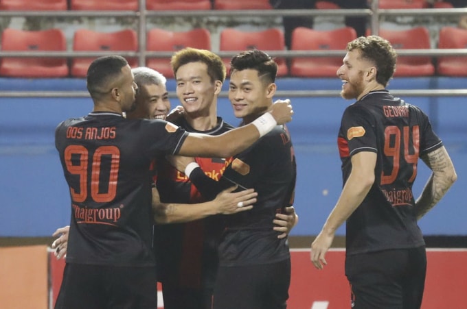 Tiền vệ Ninh Bình Nguyễn Hoàng Đức (giữa) mừng bàn mở tỷ số ở phút 16, trong trận hòa CLB TP HCM 1-1 ở vòng 9 V-League 2025-2026, trên sân Ninh Bình ngày 1/11/2025. Ảnh: VPF