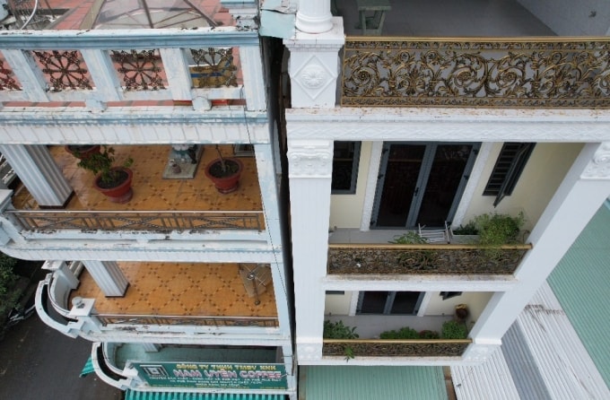 Căn hộ 5 tầng ở đường Lê Cơ, phường An Lạc bị nghiêng tạo khoảng hở hơn 20 m so với bức tường nhà bên cạnh do sụp lún nền đất. Ảnh: Đình Văn