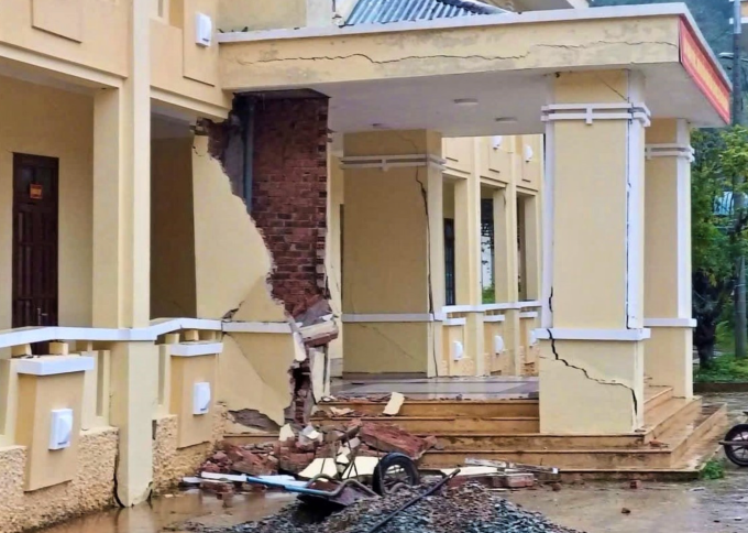 Vết nứt, gạch bong tróc để lộ ra kết cấu bê tông. Ảnh: UBND xã Hùng Sơn