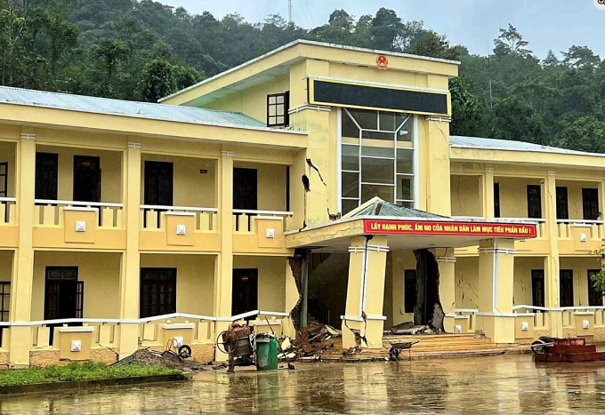 Khối nhà 2 tầng của trụ sở UBND xã Hùng Sơn bị nứt toác, nghiêng ngả do mưa lớn kéo dài. Ảnh: UBND xã Hùng Sơn