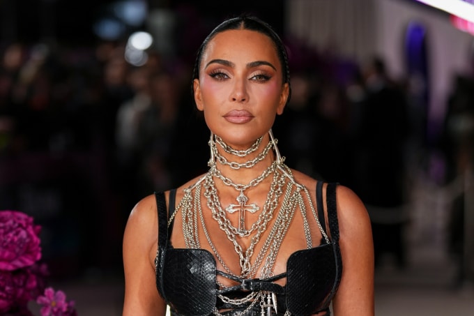 Kim Kardashian tại sự kiện ra mắt phim truyền hình Alls Fair tại London, Anh ngày 22/10. Ảnh: AP