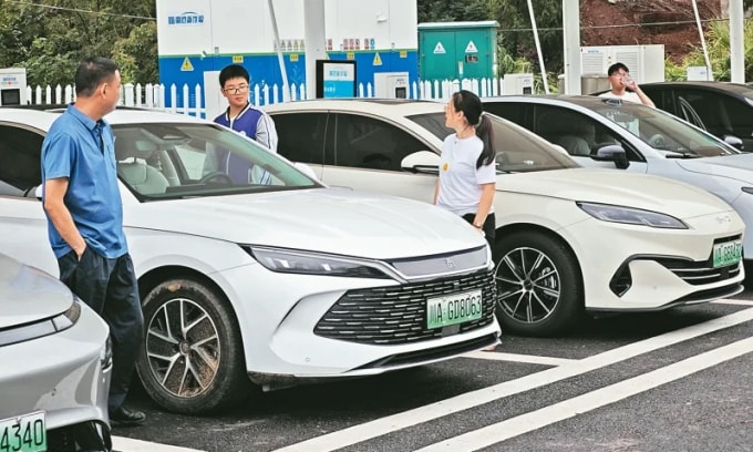 Các chủ xe điện đang sạc điện tại một trạm trên đường cao tốc ở Doanh Sơn, tỉnh Tứ Xuyên. Ảnh: China News Service