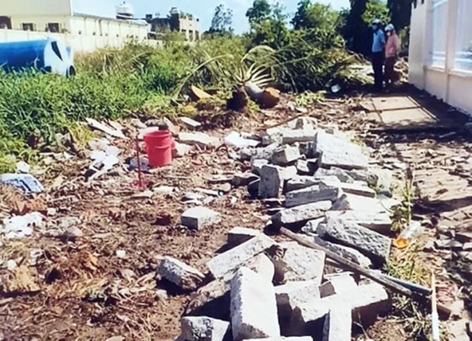 Phần đá tảng bị cạy lên tại hiện trường vụ án. Ảnh:Nguyên Trần