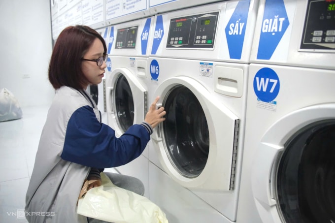 Sinh viên giặt sấy quần áo ở ký túc xá trường Đại học Xây dựng Hà Nội, chiều 31/10. Ảnh: Dương Tâm