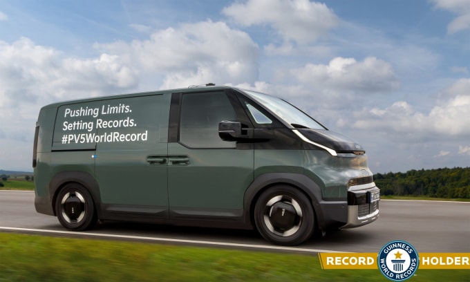 Chiếc van điện Kia PV5 trong hành trình lập kỷ lục. Ảnh: Guinness