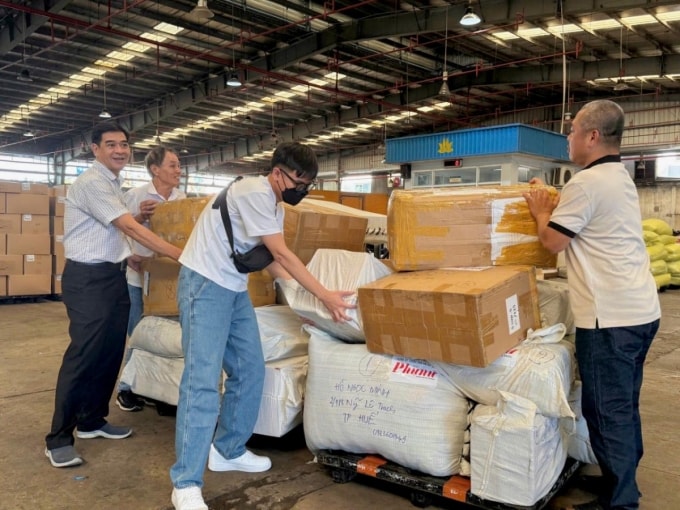 Lô hàng cứu trợ đầu tiên đã hạ cánh tại Huế ngày 31/10. Ảnh: Vietnam Airlines