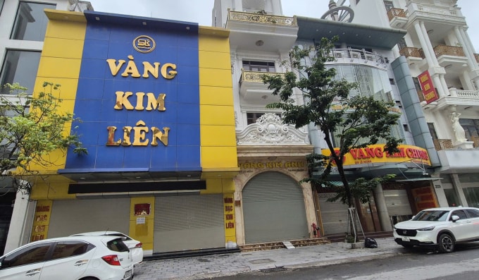 Hai trong số hiệu vàng lớn trên phố Lê Hoàn đóng cửa, chiều 1/11. Ảnh: Lê Hoàng