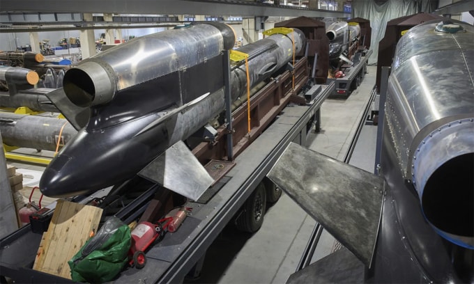 Tên lửa Flamingo tại xưởng sản xuất bí mật của Fire Point ngày 14/8. Ảnh: AP