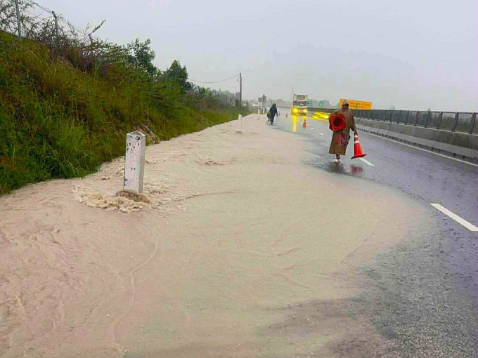 Nước lũ tràn xuống cao tốc Vĩnh Hảo - Phan Thiết hướng Bắc vào Nam. Ảnh: Ban quản lý đường bộ IV