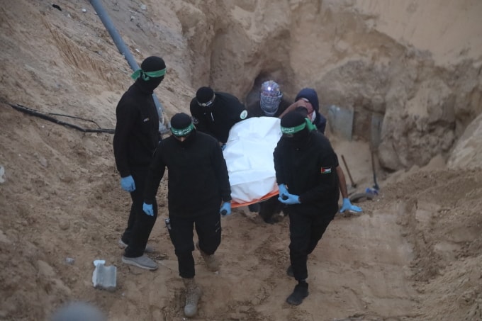 Các thành viên Hamas vận chuyển thi thể của một con tin Israel ở Khan Yunis, Dải Gaza, hôm 28/10. Ảnh: AFP