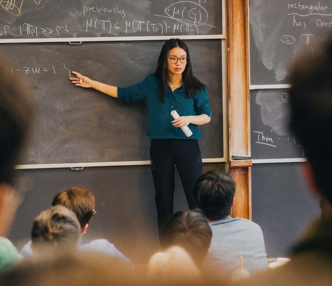 Wang Hong trong một giờ giảng tại Viện Courant. Ảnh: New York University
