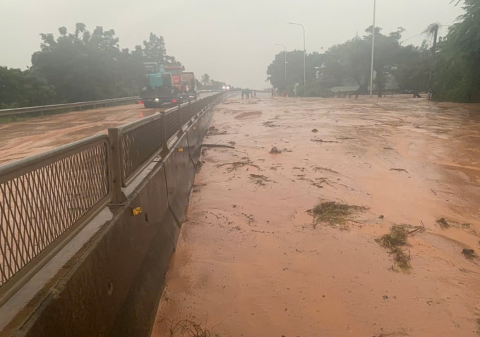 Quốc lộ 1 qua xã Lương Sơn, tỉnh Lâm Đồng, bị cát lấp chiều nay. Ảnh: Khải Nguyên