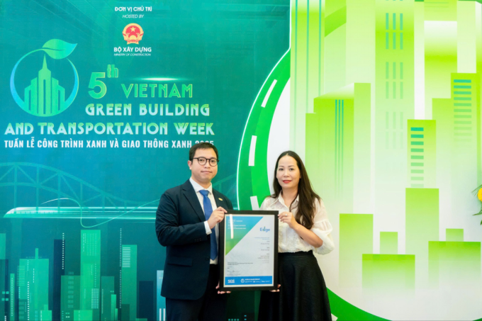 Đại diện Meygroup nhận chứng nhận EDGE. Ảnh: Meygroup