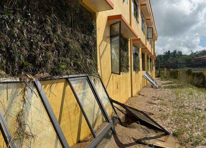 Trường Phổ thông Dân tộc Nội trú Na Rì sau khi lũ rút đi, để lại bùn đất, cỏ rác tràn vào các phòng. Ảnh: Nhà trường cung cấp