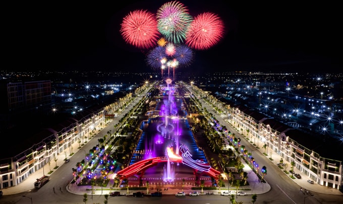 Dòng du khách đổ về trục đại lộ và quảng trường Thời đại cuối tuần. Ảnh: Ánh Dương