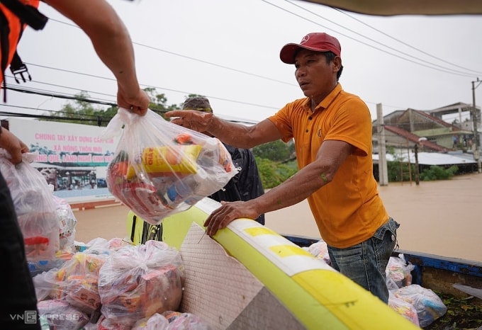 Người dân Cẩm Kim (phường Hội An) nhận hàng cứu trợ từ các tổ chức thiện nguyện, chiều 30/10. Ảnh: Nguyễn Đông