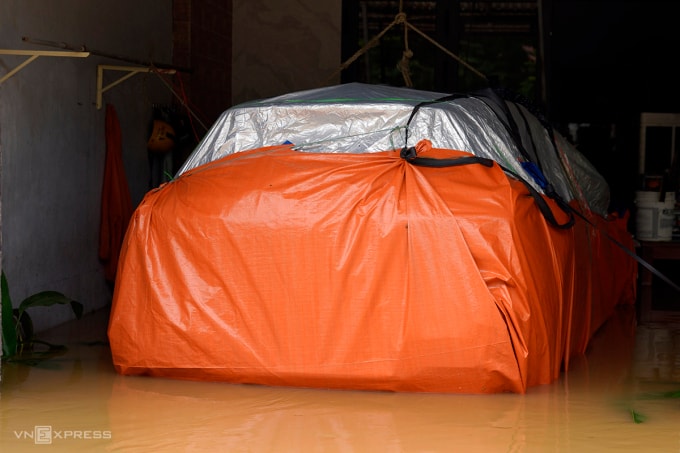 Chiếc Mitsubishi Xforce của anh Cường tự nổi trên nước, khi lũ ngập hơn 1m, trưa 30/10. Ảnh: Nguyễn Đông