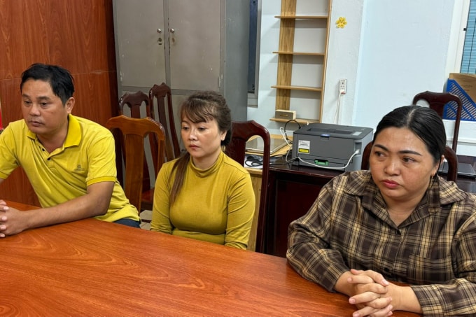 Lù Thị Quyên Di (giữa) cùng 2 đồng phạm tại cơ quan điều tra. Ảnh: Ngọc Oanh