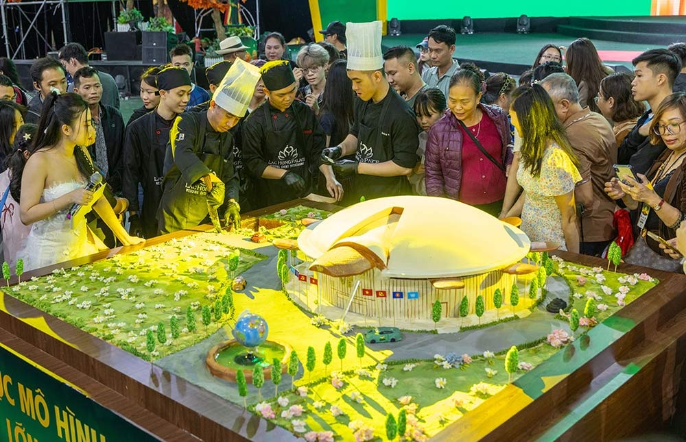 100 người làm tranh xôi gấc đậu lớn nhất Việt Nam