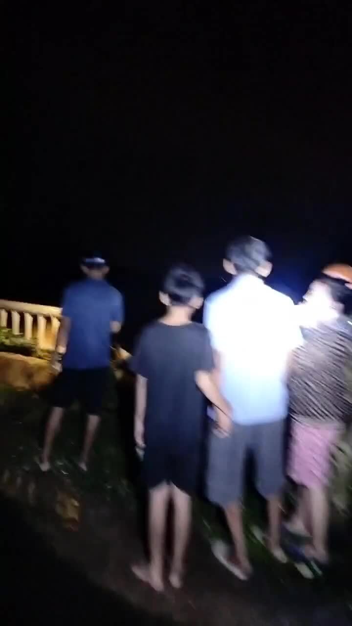 Hồ chứa trên núi bị vỡ cuốn trôi 3 người