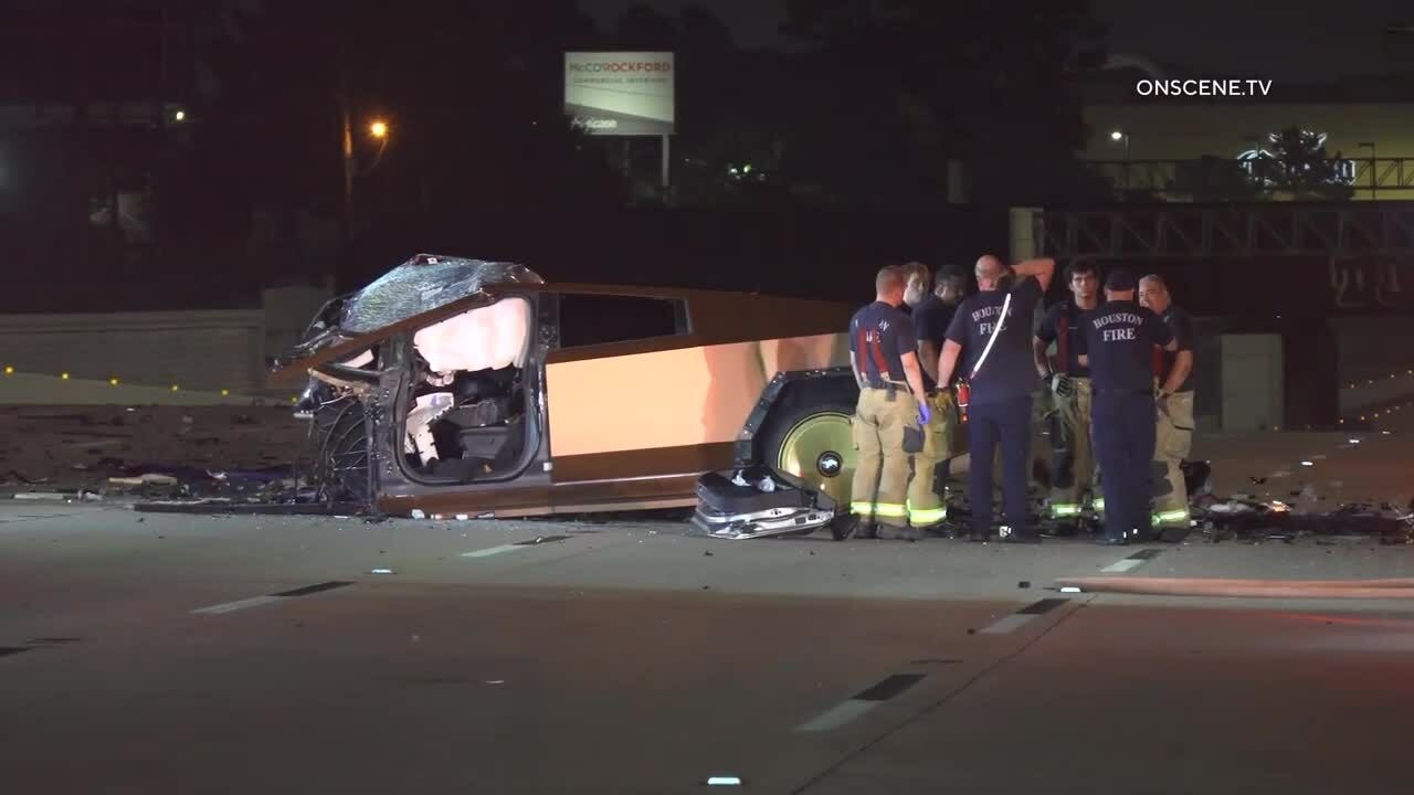 Ôtô chạy ngược chiều đấu đầu bán tải điện, hai tài xế thiệt mạng