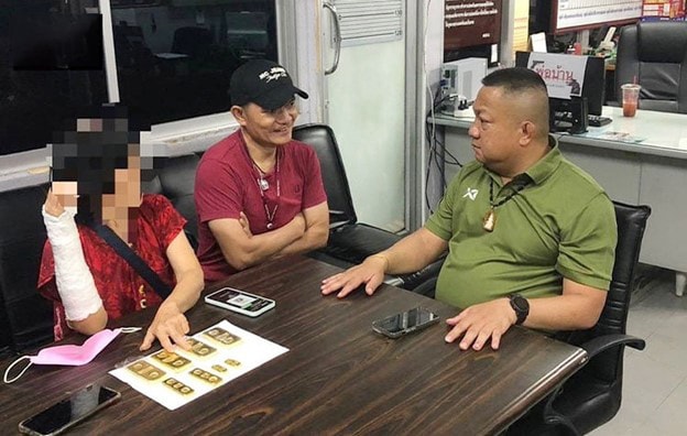 Mua vàng theo lời của kẻ lừa đảo, cụ bà vô tình lãi lớn - Ảnh 1.