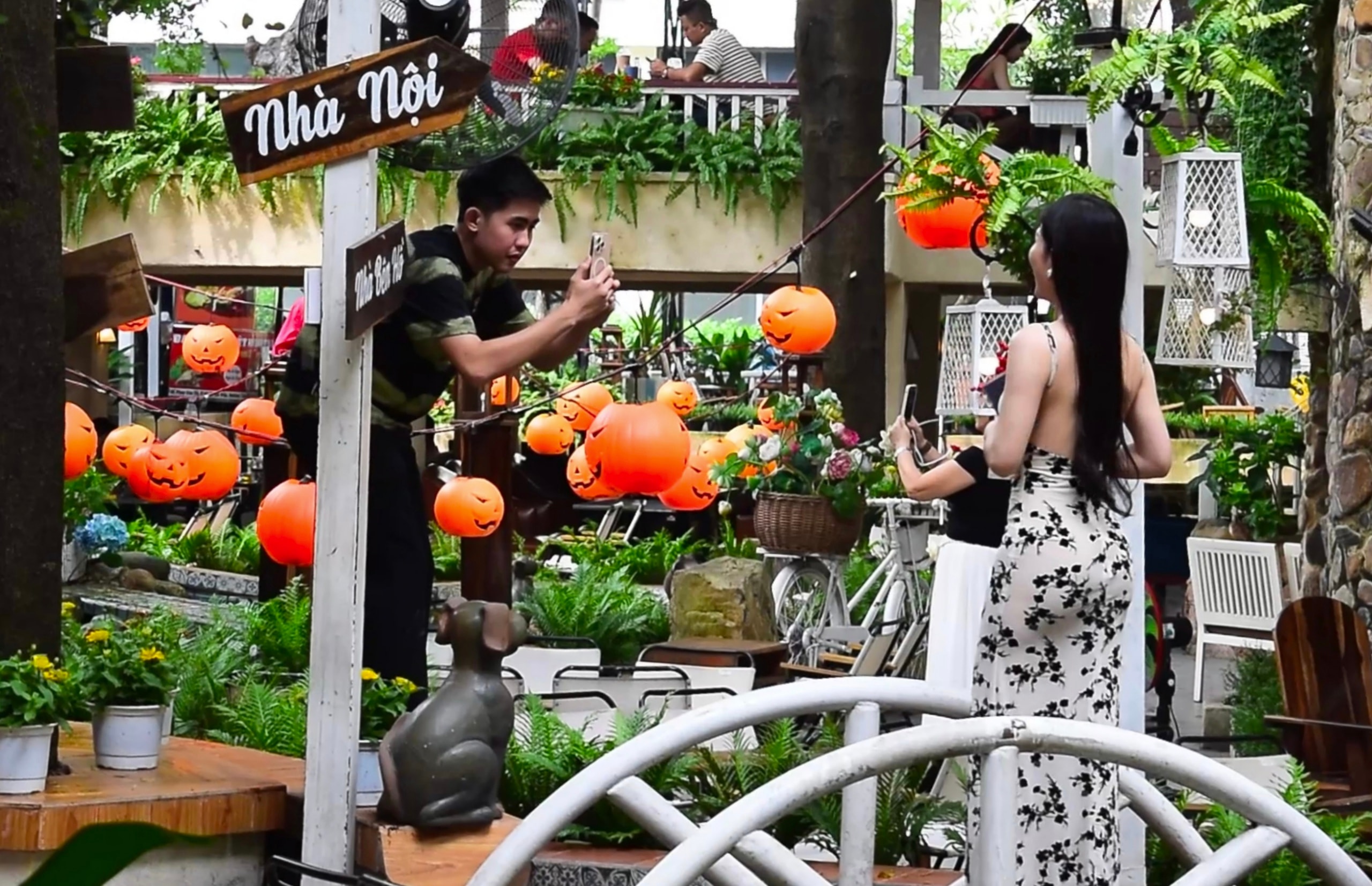 Ấn tượng màu sắc lễ hội Halloween giữa mùa mưa - Ảnh 1.