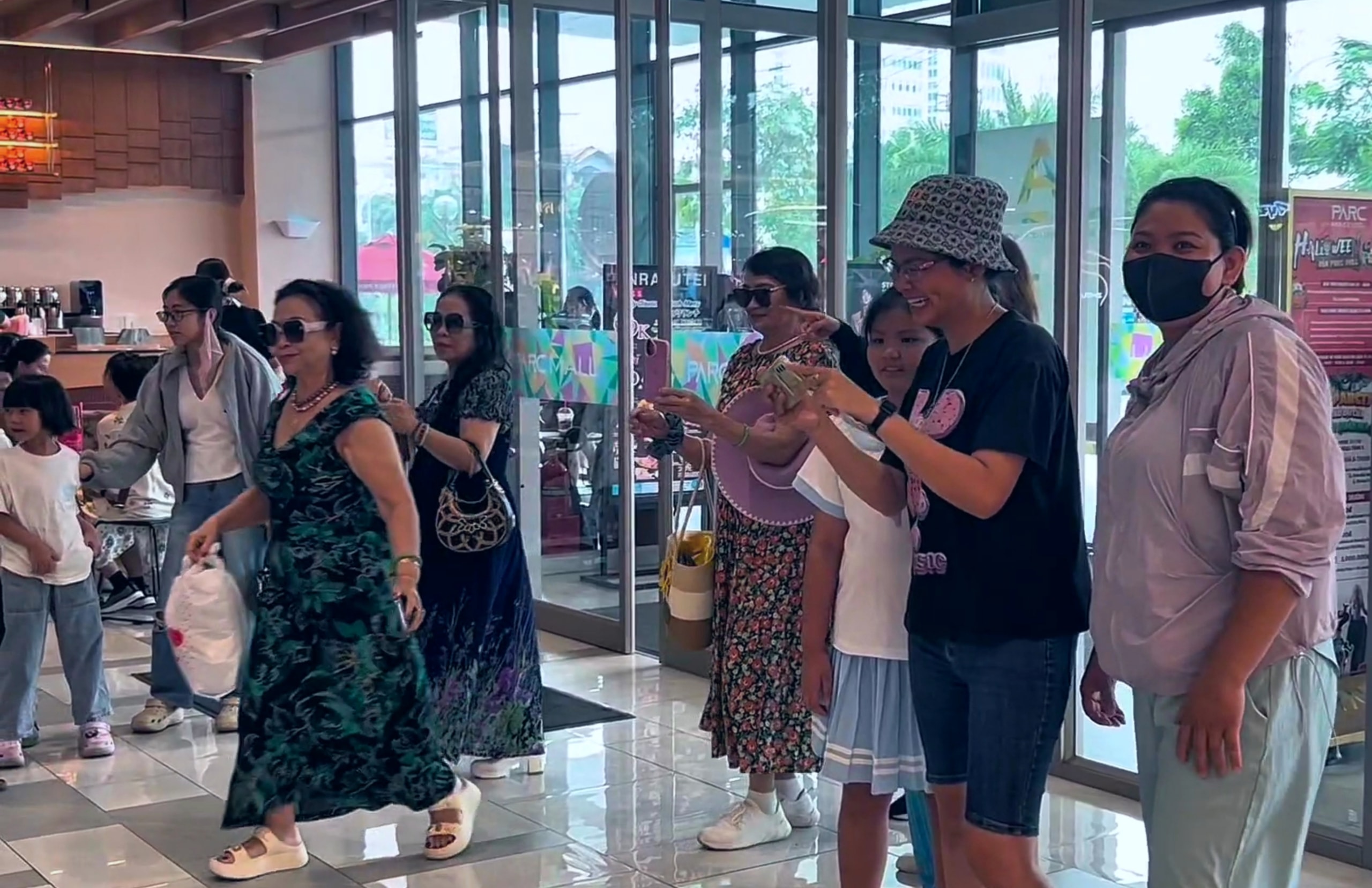 Ấn tượng màu sắc lễ hội Halloween giữa mùa mưa - Ảnh 12.