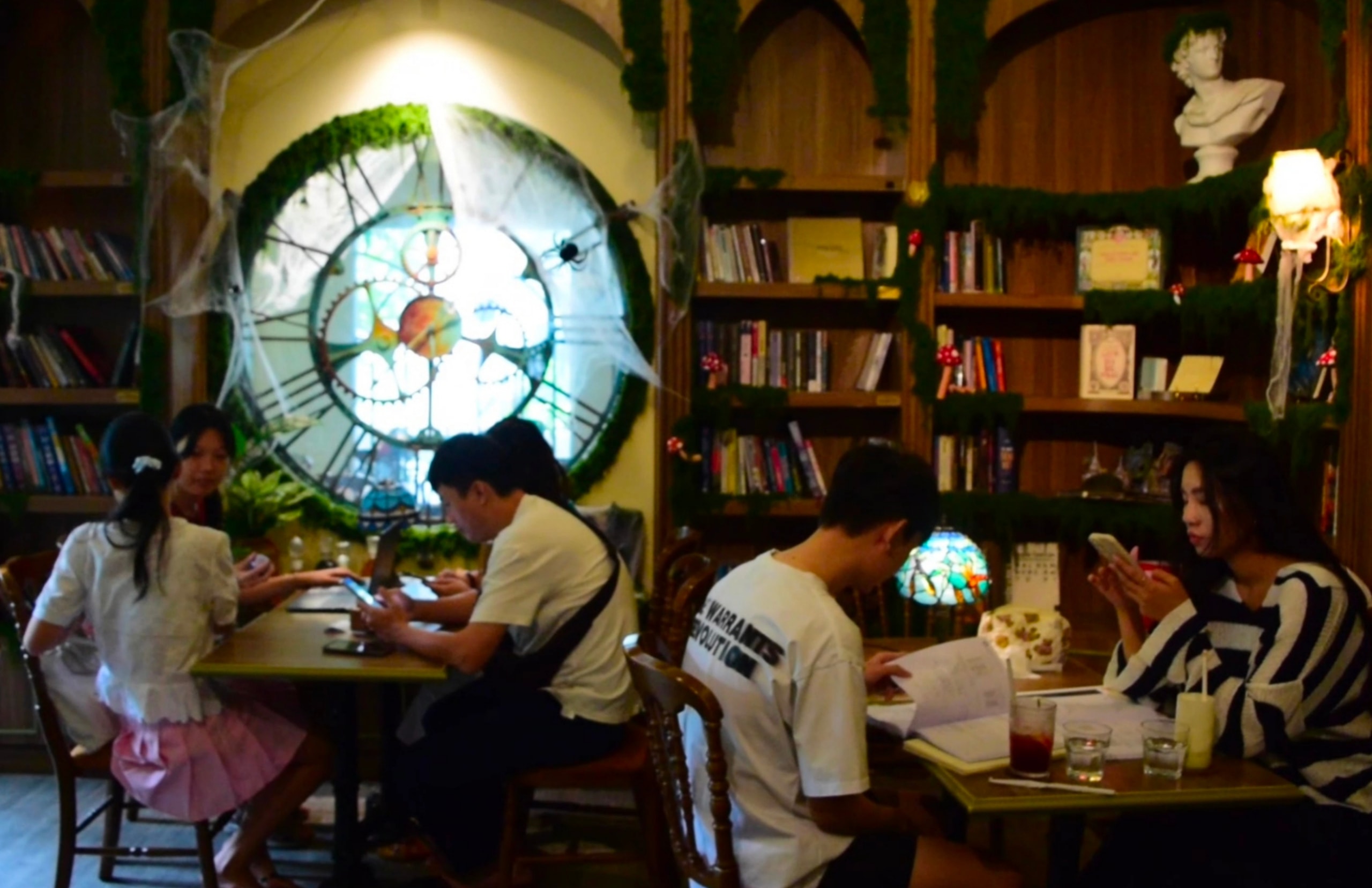 Ấn tượng màu sắc lễ hội Halloween giữa mùa mưa - Ảnh 7.