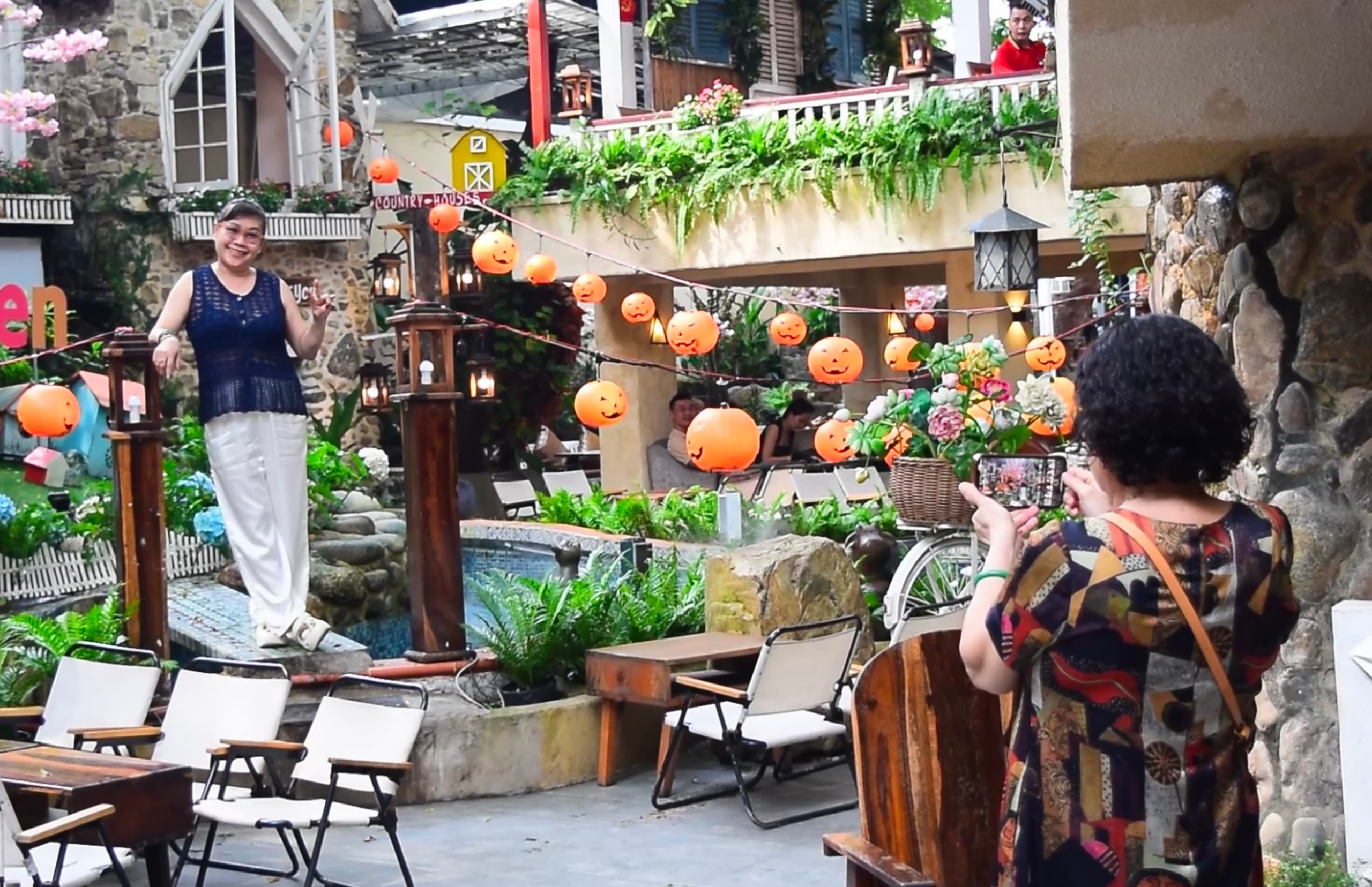 Ấn tượng màu sắc lễ hội Halloween giữa mùa mưa - Ảnh 2.