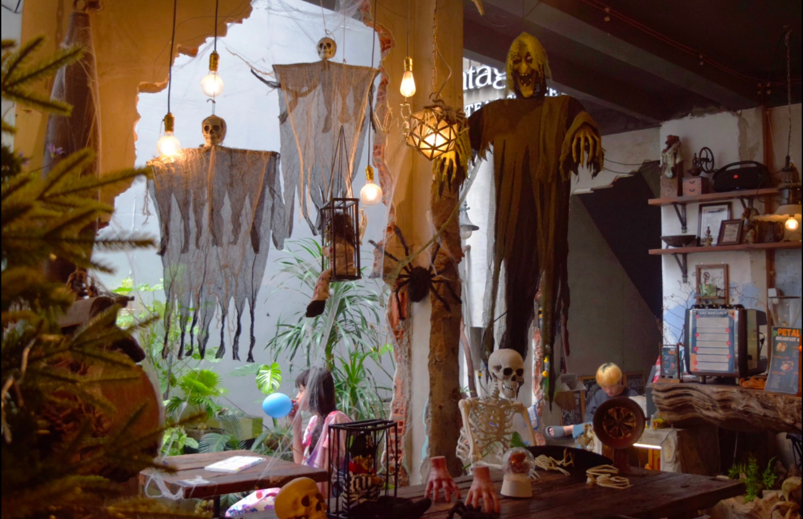 Ấn tượng màu sắc lễ hội Halloween giữa mùa mưa - Ảnh 11.