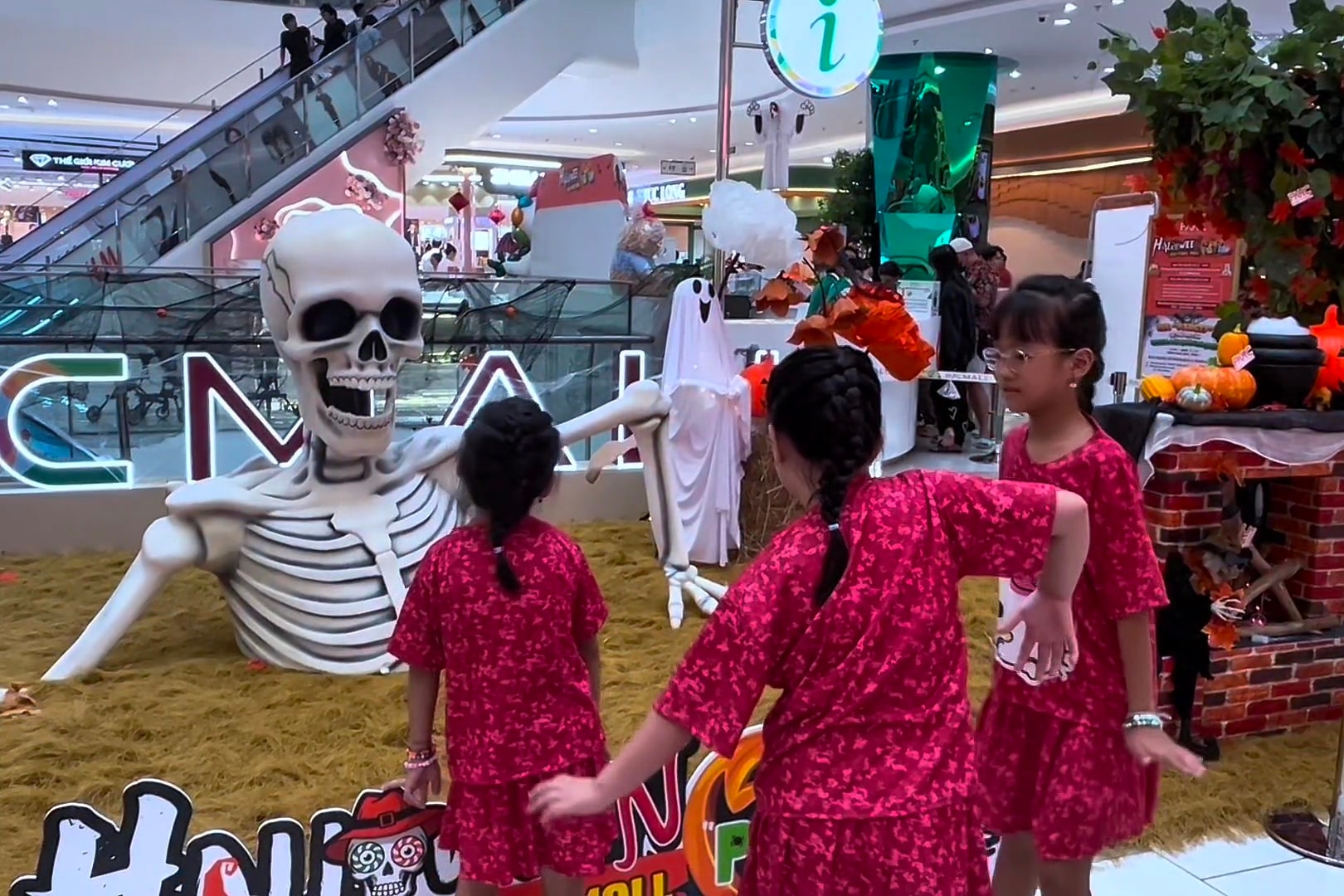 Ấn tượng màu sắc lễ hội Halloween giữa mùa mưa - Ảnh 13.