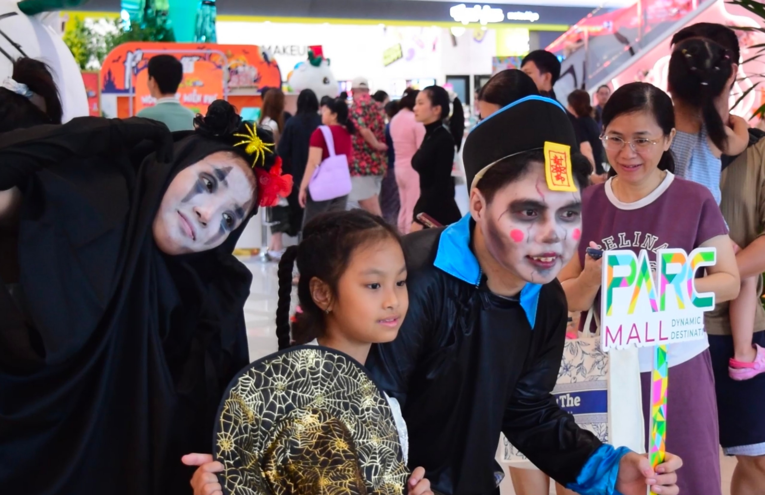 Ấn tượng màu sắc lễ hội Halloween giữa mùa mưa - Ảnh 15.