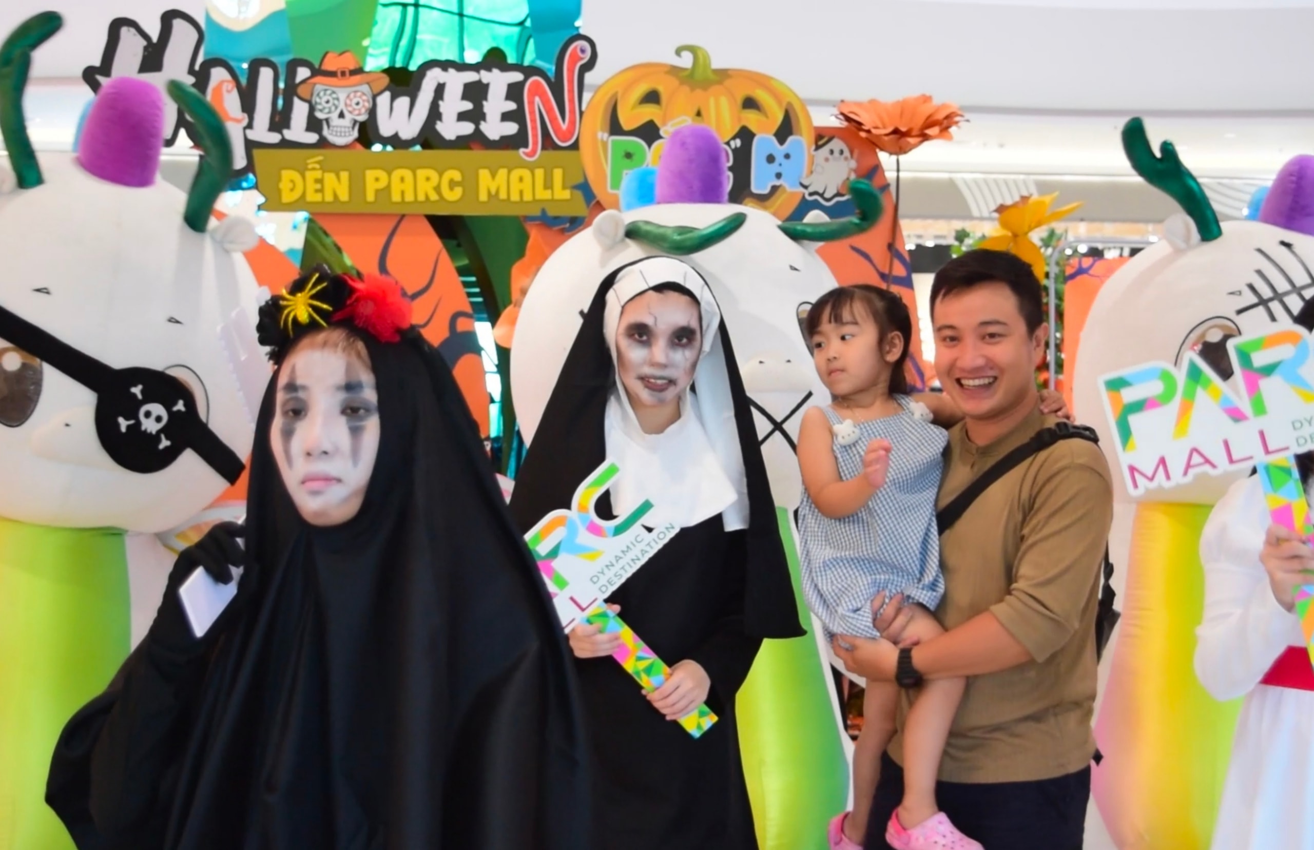 Ấn tượng màu sắc lễ hội Halloween giữa mùa mưa - Ảnh 14.