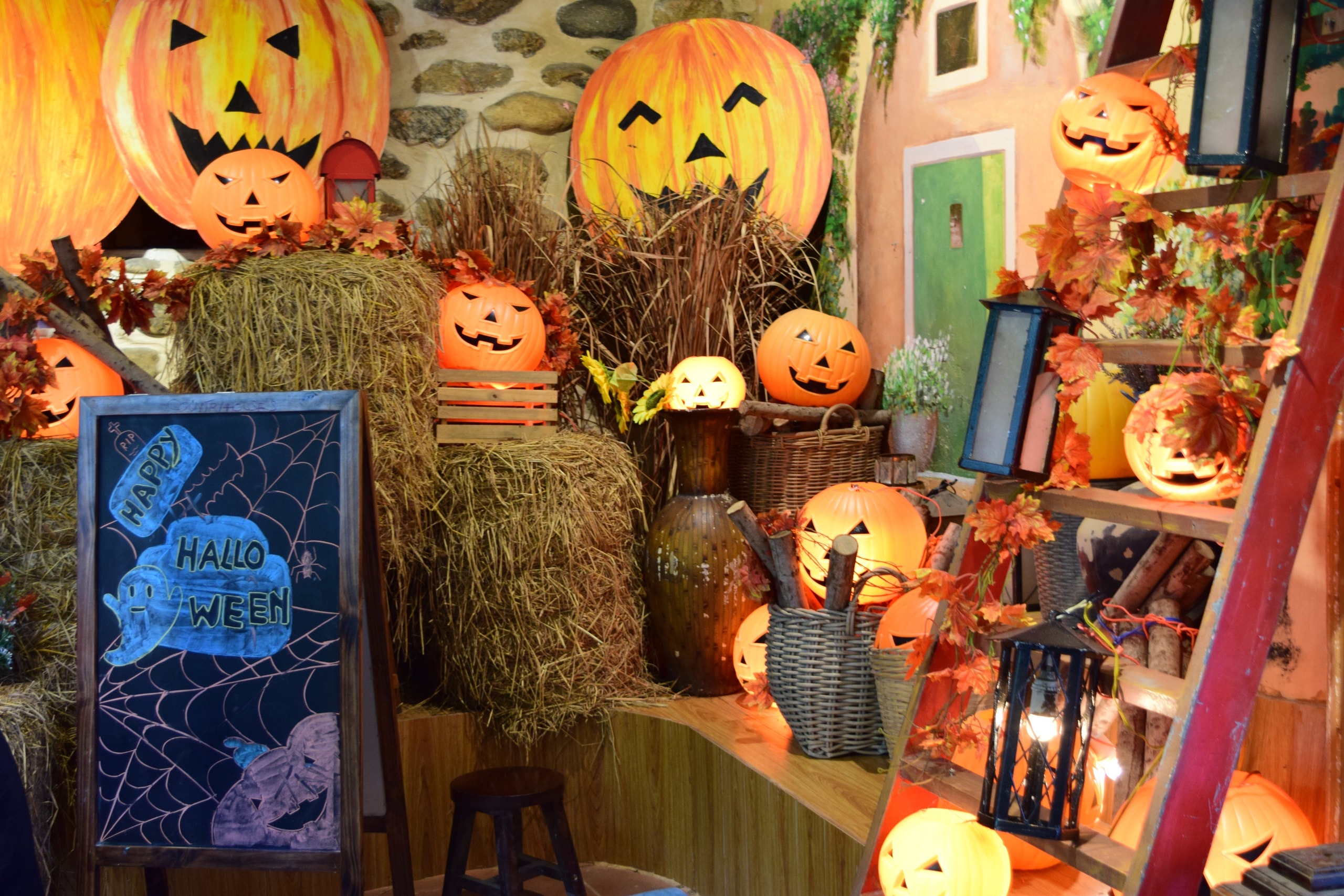 Ấn tượng màu sắc lễ hội Halloween giữa mùa mưa - Ảnh 4.