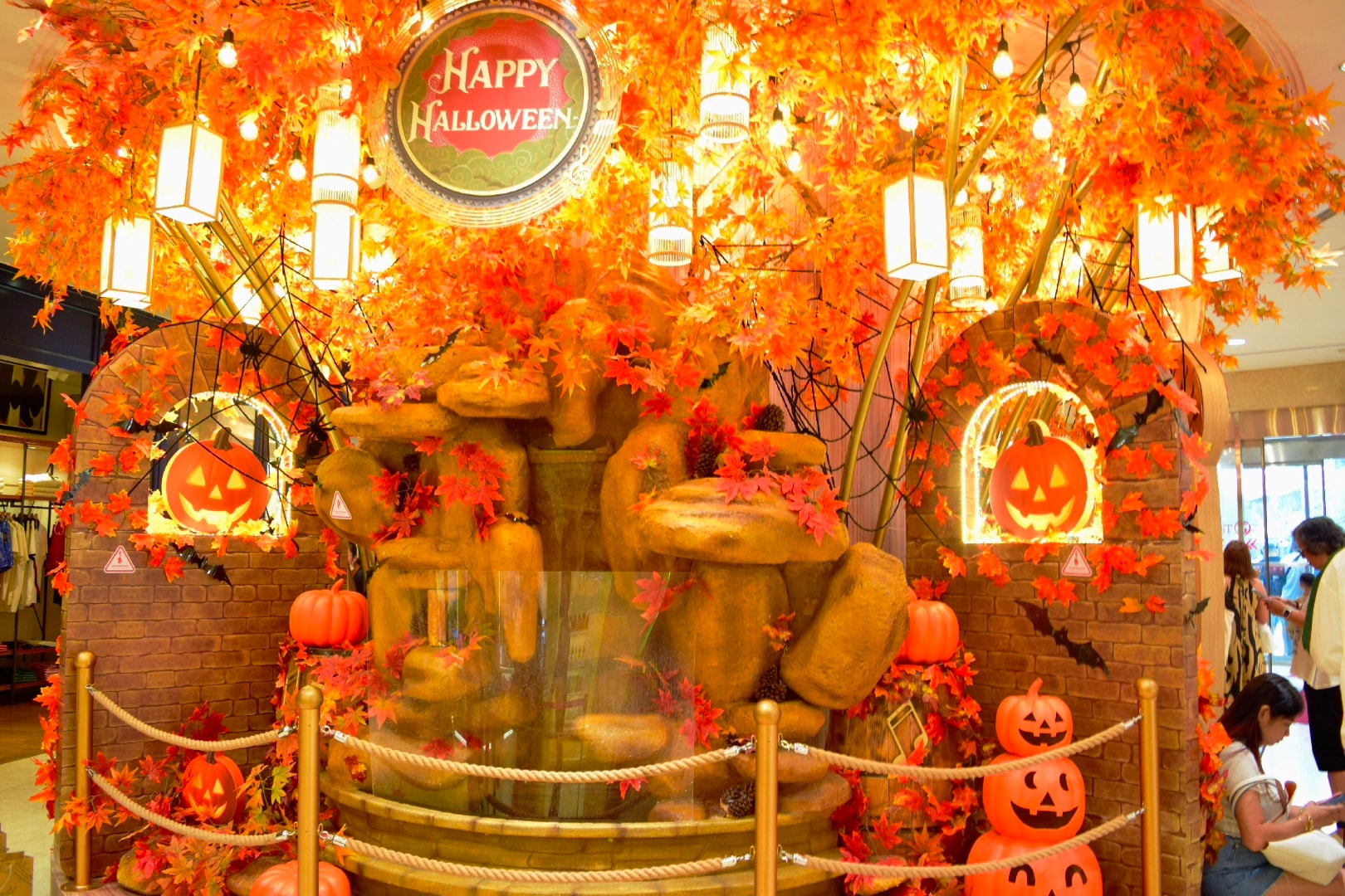 Ấn tượng màu sắc lễ hội Halloween giữa mùa mưa - Ảnh 19.