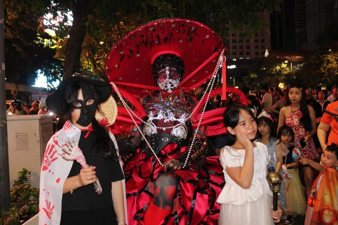 VIDEO: Nhiều bạn trẻ TP HCM kiếm "bộn" tiền trong đêm Halloween - Ảnh 8.