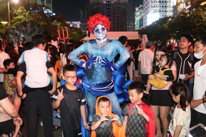 VIDEO: Nhiều bạn trẻ TP HCM kiếm "bộn" tiền trong đêm Halloween - Ảnh 7.