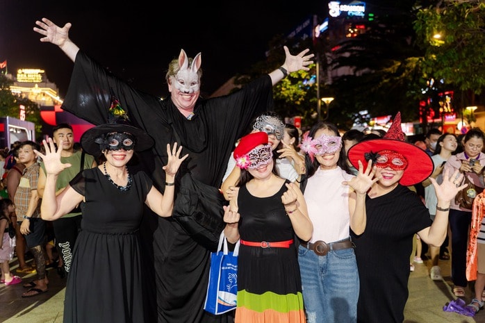 VIDEO: Nhiều bạn trẻ TP HCM kiếm "bộn" tiền trong đêm Halloween - Ảnh 2.