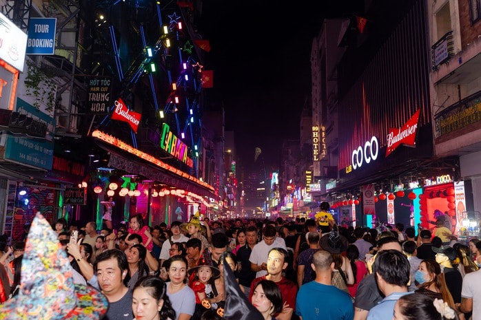 VIDEO: Nhiều bạn trẻ TP HCM kiếm "bộn" tiền trong đêm Halloween - Ảnh 13.