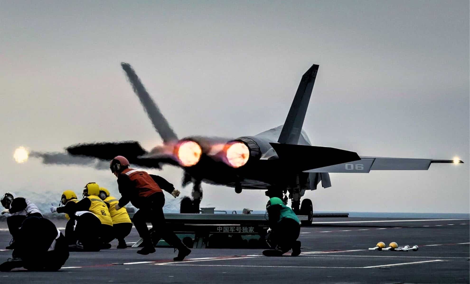Máy bay chiến đấu thế hệ thứ năm J-35 cất cánh từ tàu sân bay Phúc Kiến của Trung Quốc. Ảnh Military Watch
