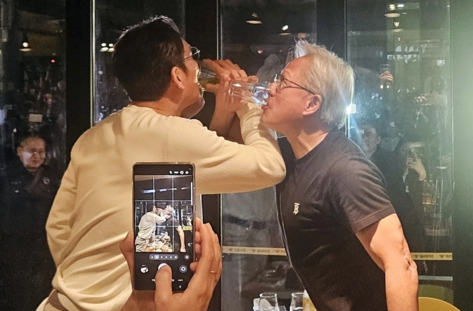 Tổng giám đốc điều hành Nvidia Jensen Huang (phải) chia sẻ